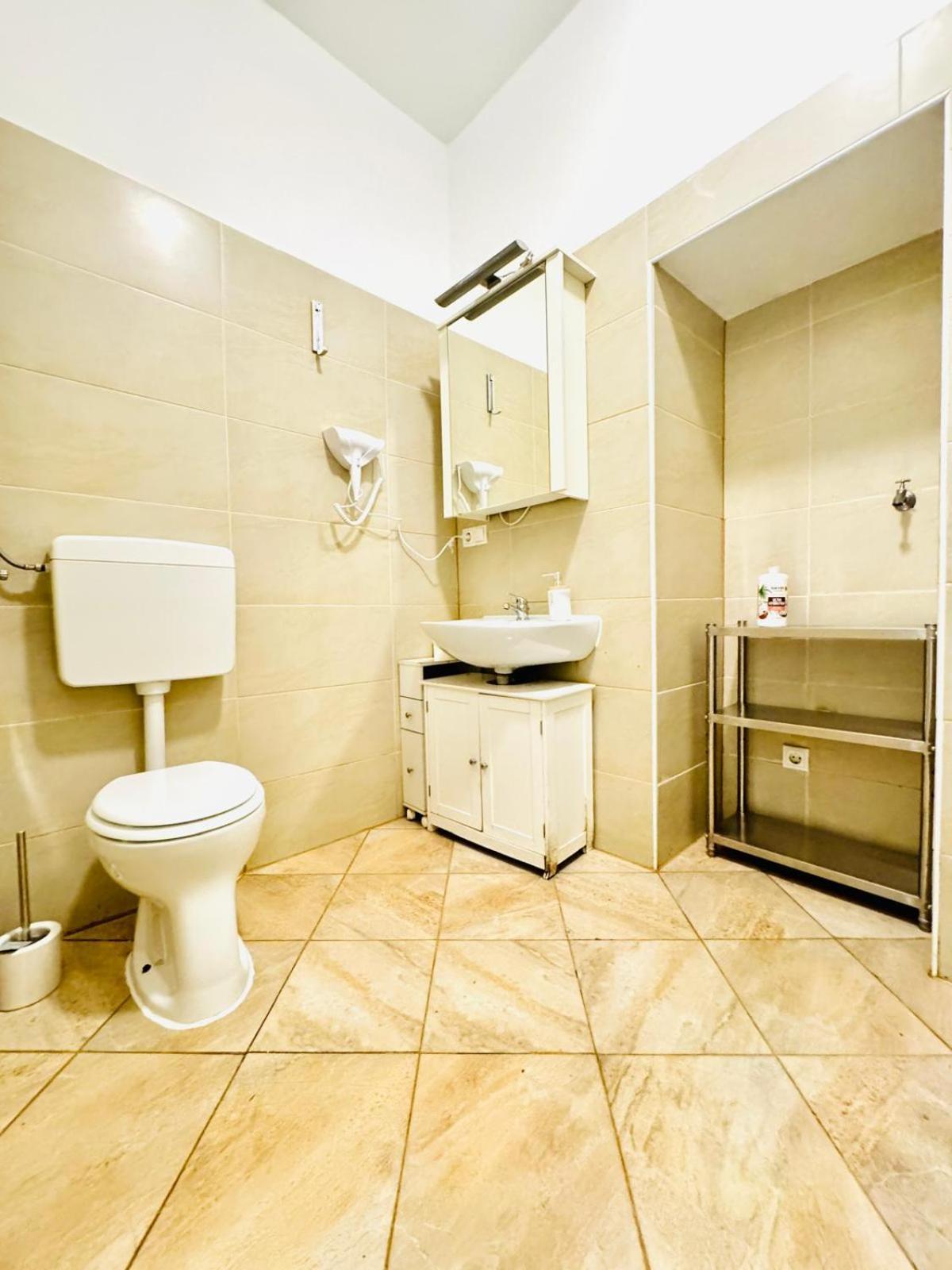 Apartment Comfortable Apt, 15minutes To Rathausplatz