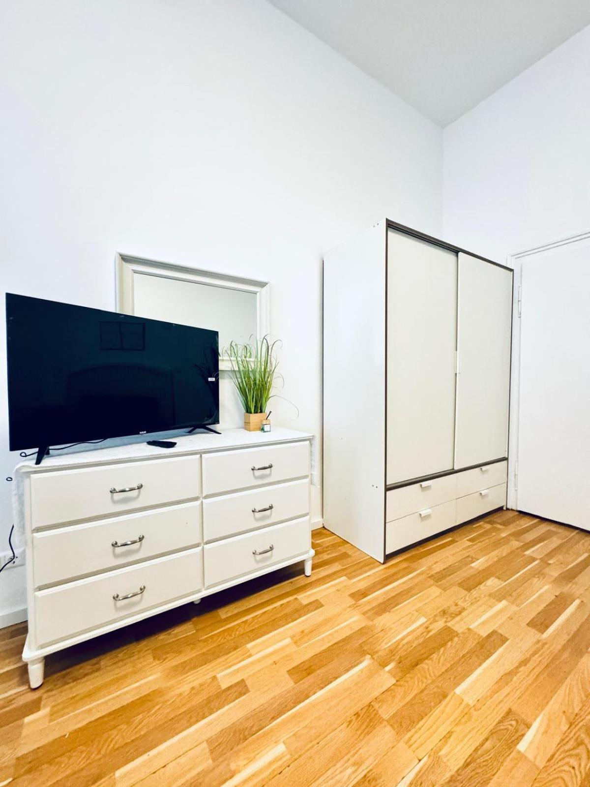 Comfortable Apt, 15minutes To Rathausplatz Apartment *
