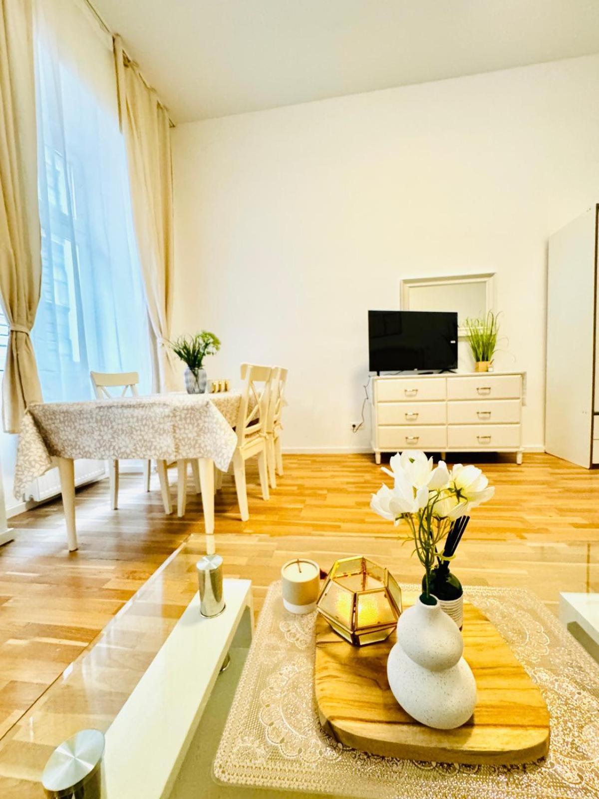 Comfortable Apt, 15minutes To Rathausplatz Apartment *