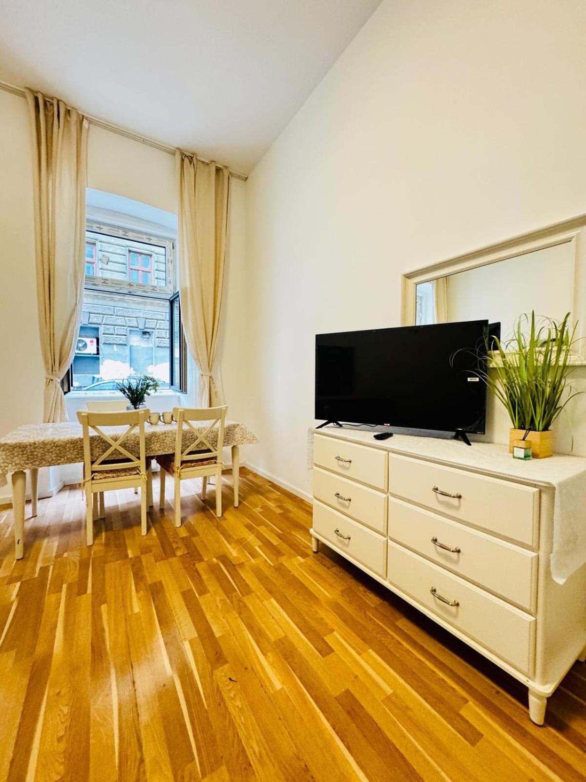 Comfortable Apt, 15minutes To Rathausplatz *